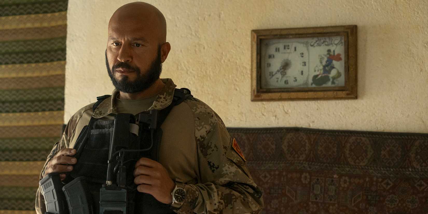 Dar Salim como Mo parecendo pensamento enquanto estava em uma sala com seu equipamento do exército na lista de terminais: Dark Wolf