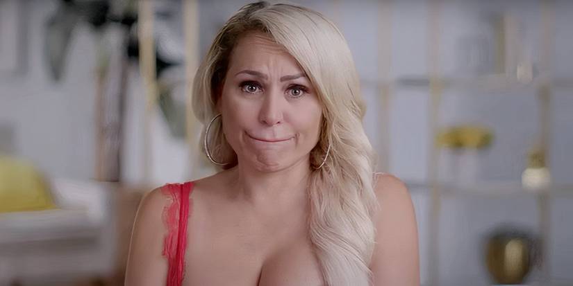 darcey silva from darcy & stacey making a face while talking to cameras