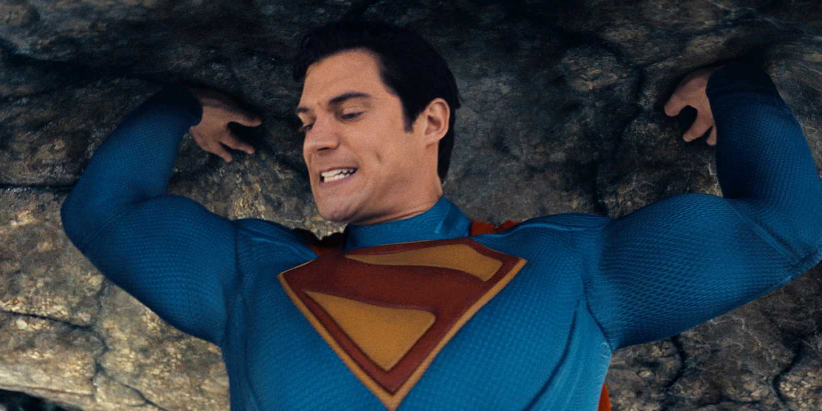 David Corenswet como Superman segurando o pé do Kaiju em Superman 2025