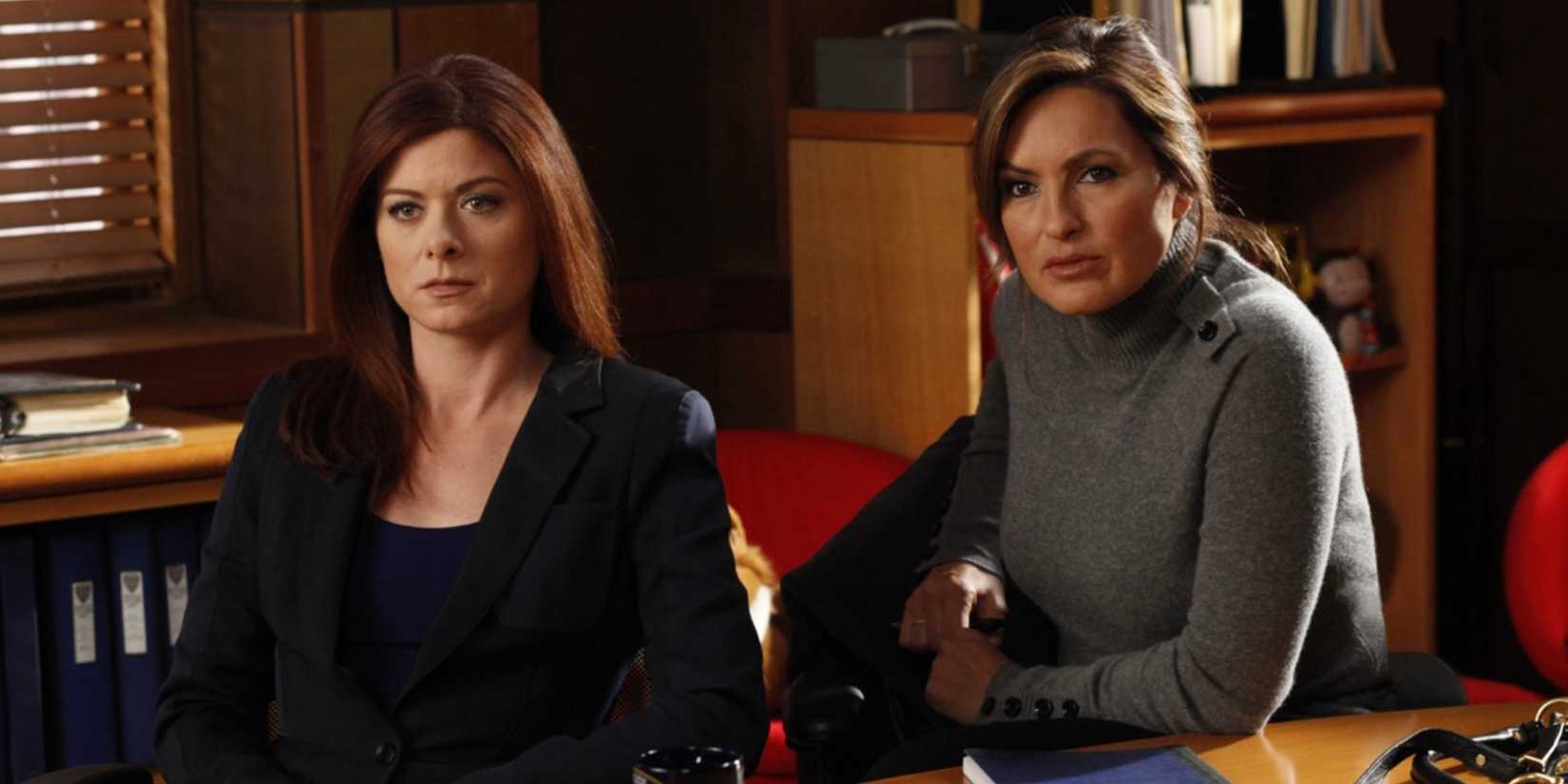 Debra Messing sitting with Mariska Hargitay in the SVU episode "Pursuit"