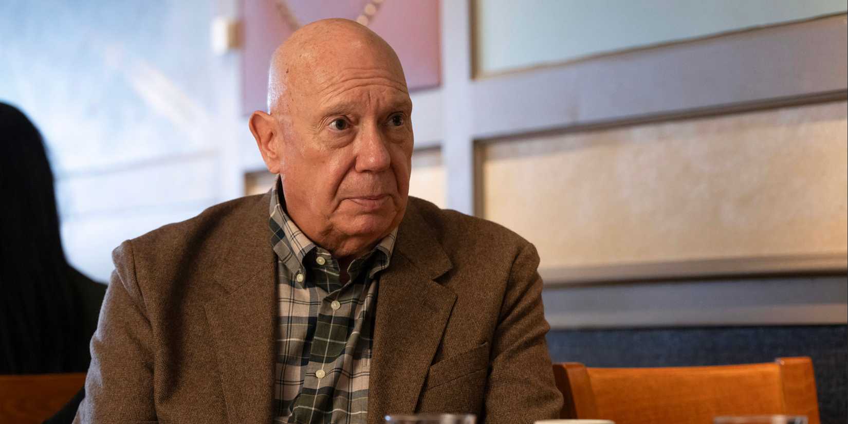 Don Cragen (Dann Florek) in a diner in Organized Crime