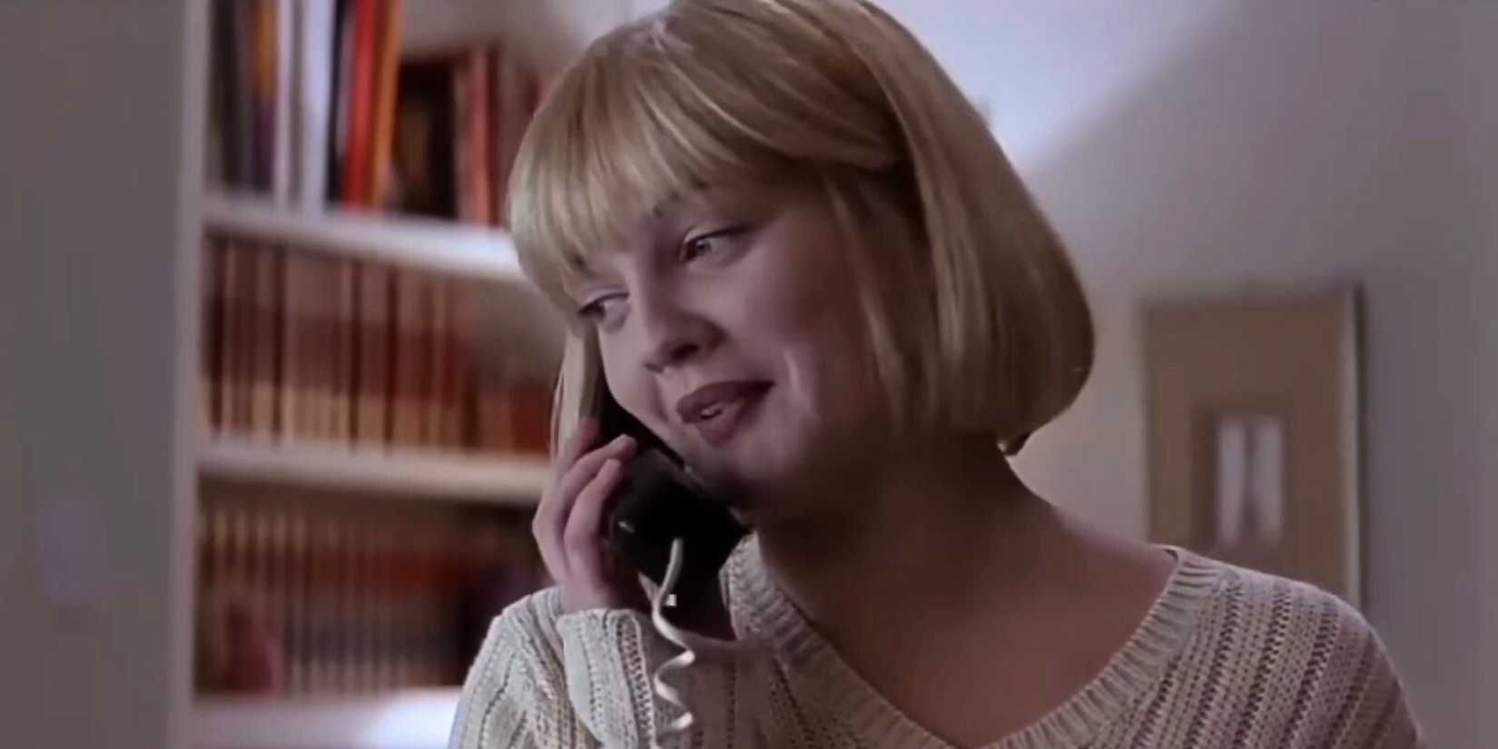Drew Barrymore sebagai Casey Becker di telepon di Scream