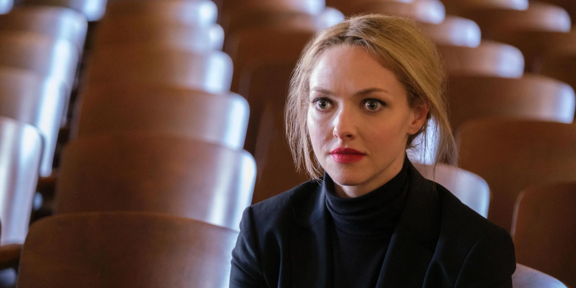 Amanda Seyfried como Elizabeth Holmes em The Dropout