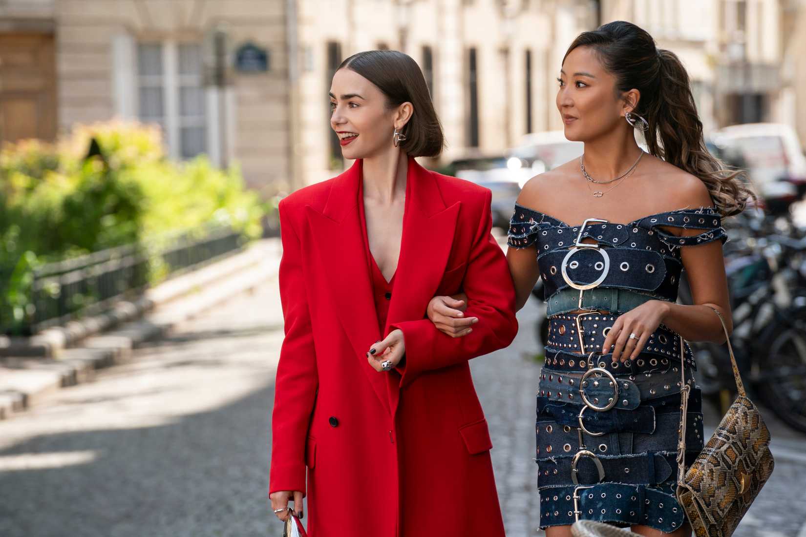 Emily e uma mulher andando de braços dados em Emily in Paris, temporada 5.