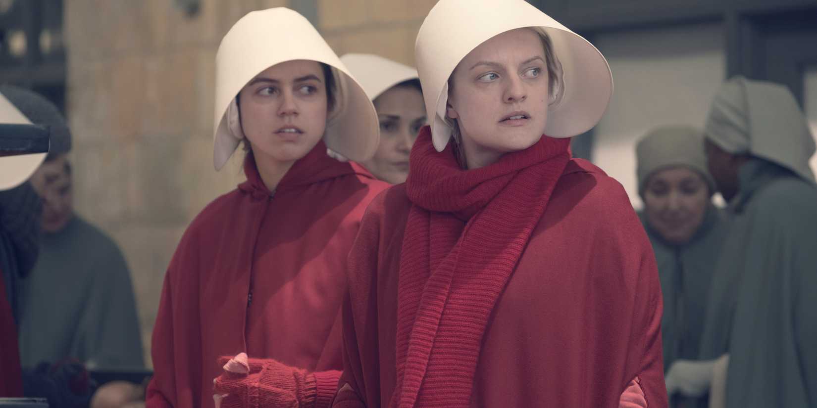 Elisabeth Moss e Nina Kiri com ar preocupado em The Handmaid's Tale