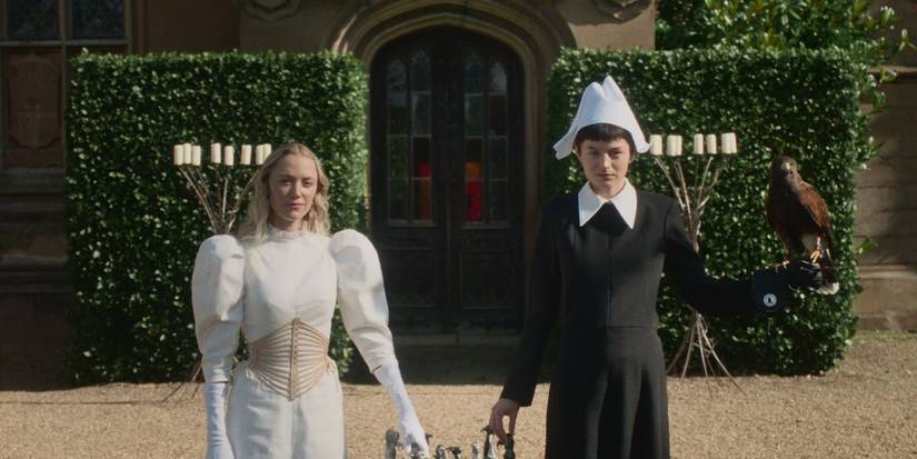 Emma Corrin e Maika Monroe em 100 Nights of Hero