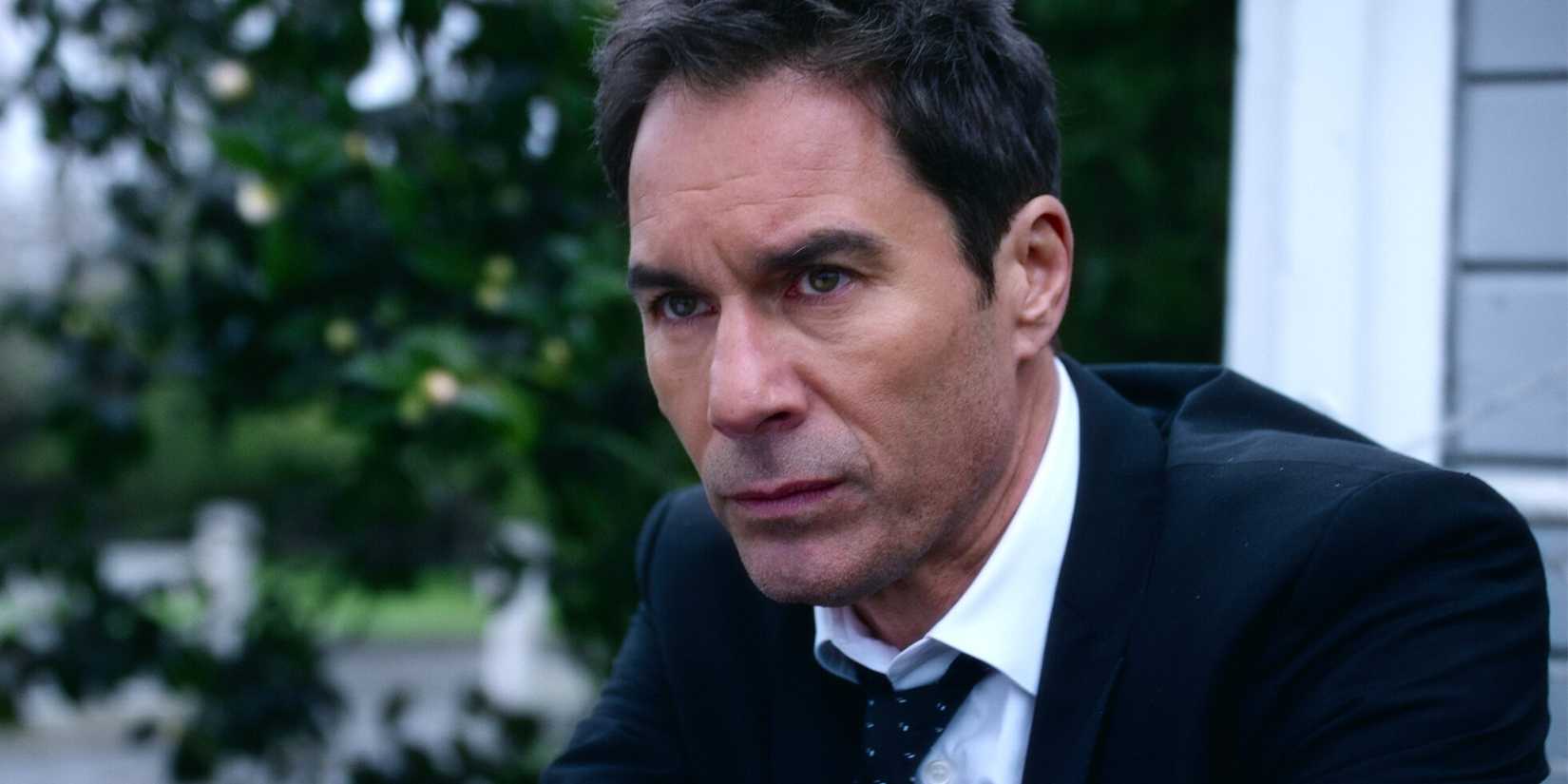 Eric McCormack como Grant na série Travelers da Netflix