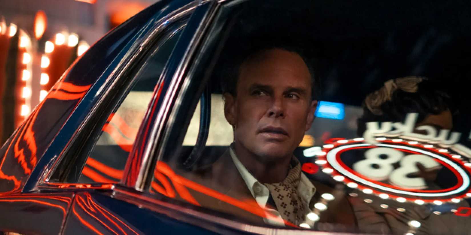Walton Goggins como Cooper Howard/O Ghoul olhando para um cassino em Fallout temporada 2