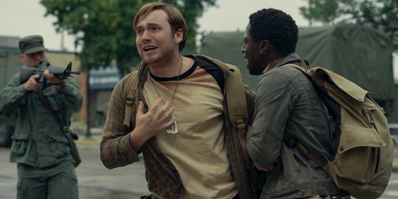 Гаррат, которого удерживает МакВрис в "The Long Walk"