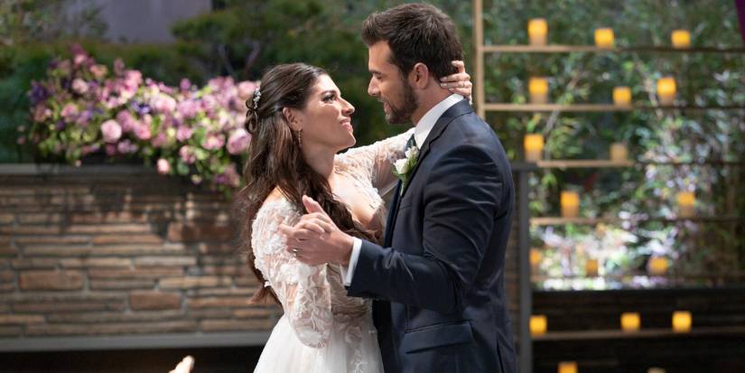 Amanda Setton (Brook Lynn Quartermaine) e Josh Swickard (Harrison Chase) de General Hospital dançando no dia do casamento