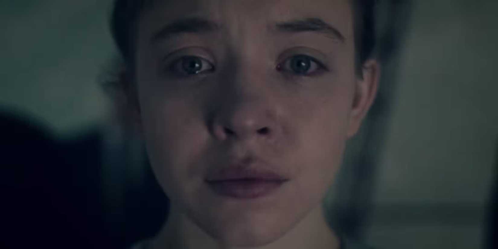 Sydney Sweeney como Eden Blaine chorando em The Handmaid