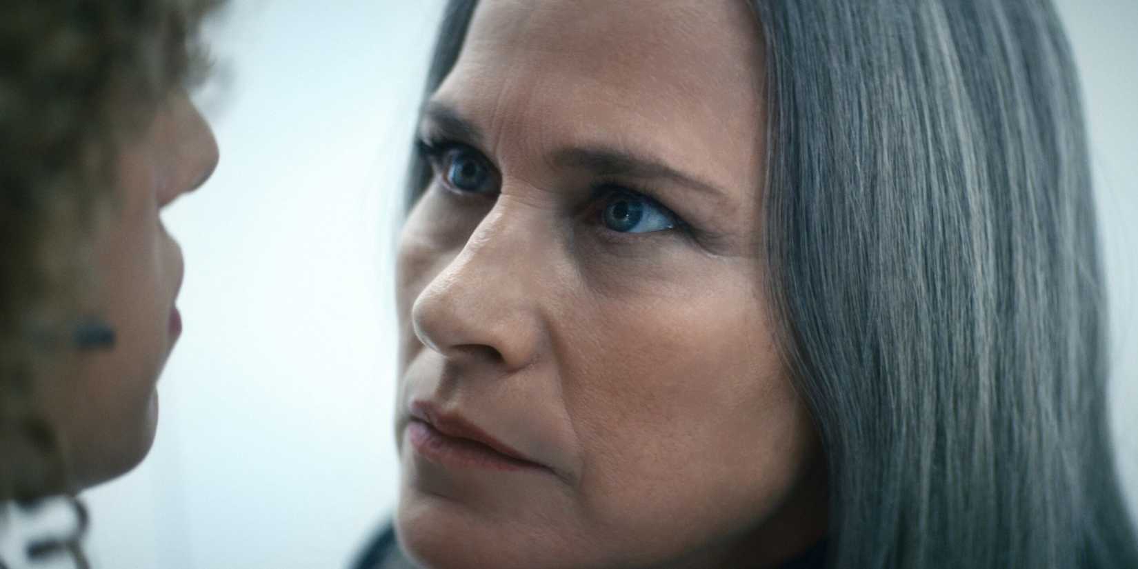 Harmony Cobel (Patricia Arquette) encarando uma mulher em Severance.