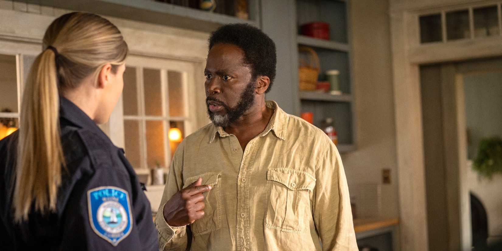 Harold Perrineau talking to someone on From