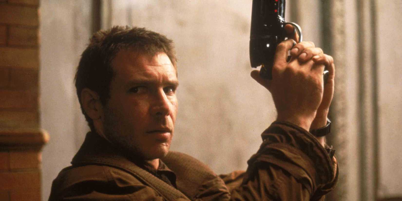 Harrison Ford como Deckard segurando sua arma em Blade Runner.