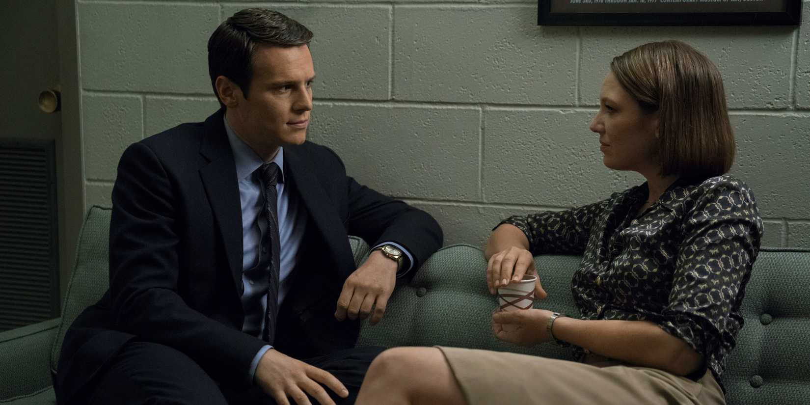 Holden sitting on a couch talking to Wendy in Mindhunter