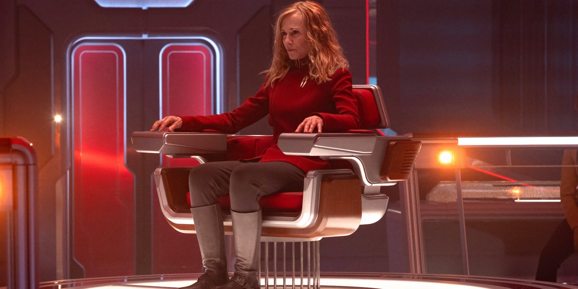 Holly Hunter nei panni della Capitano Nahla Ake - Starfleet Academy