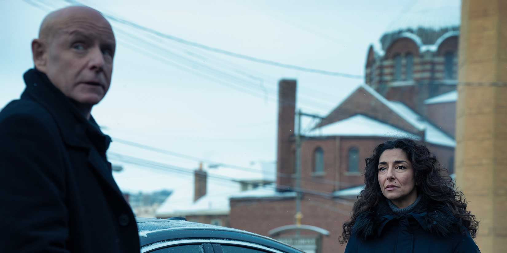 Hugh Dillon como Ferguson e Necar Zadegan como Evelyn em Mayor of Kingstown.