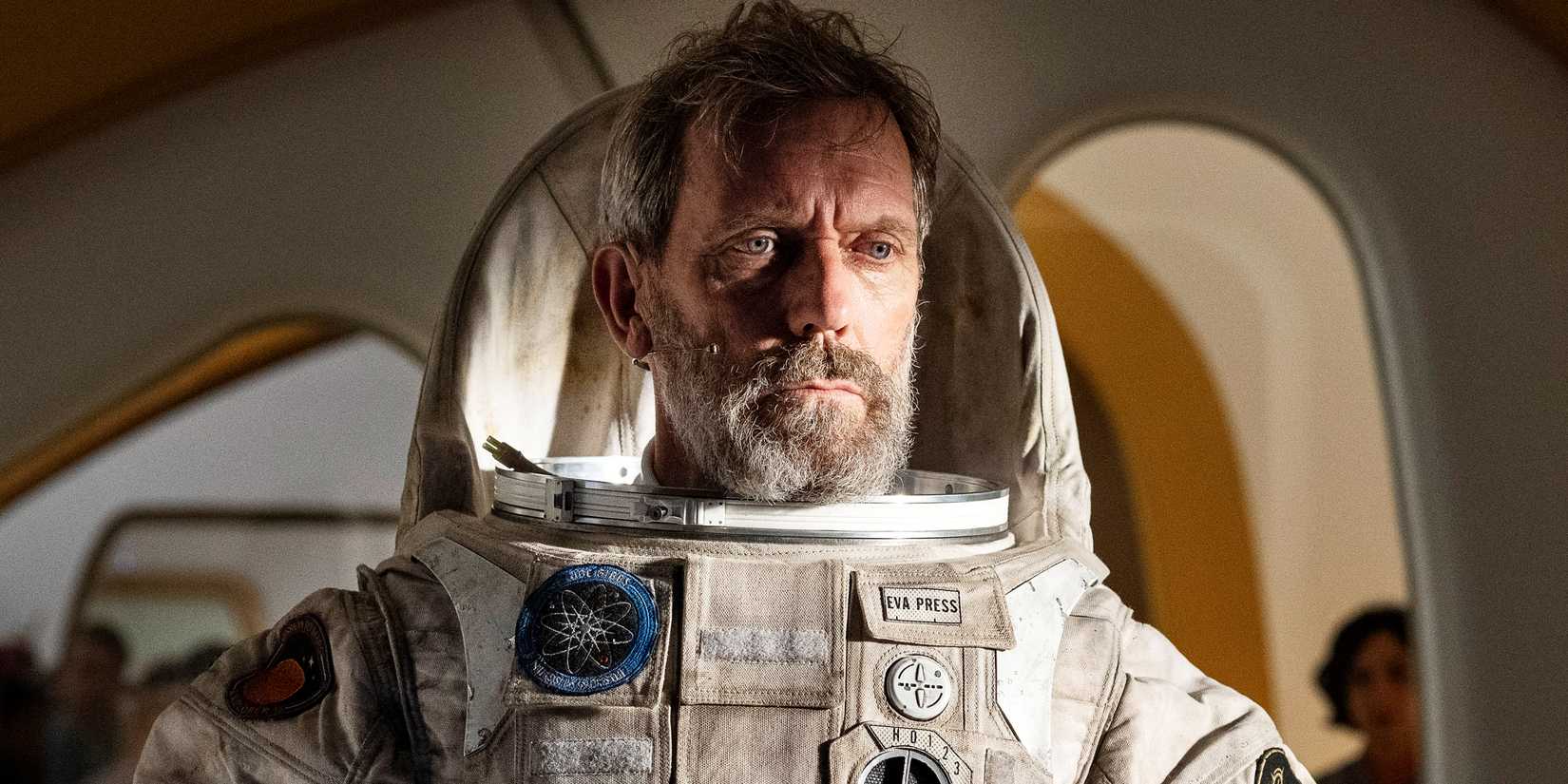 Hugh Laurie interpreta o capitão Ryan Clark em Avenue 5