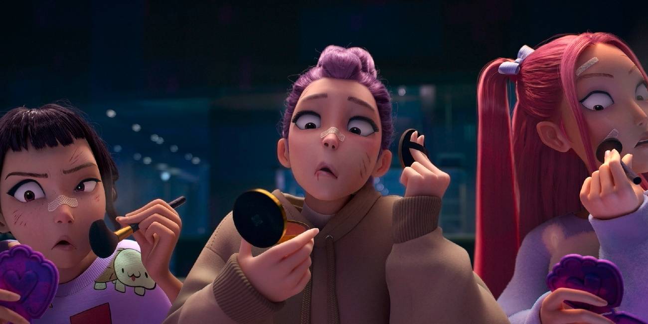 Huntrix trägt in Kpop Dämonenjäger ihr Make-up im Spiegel auf