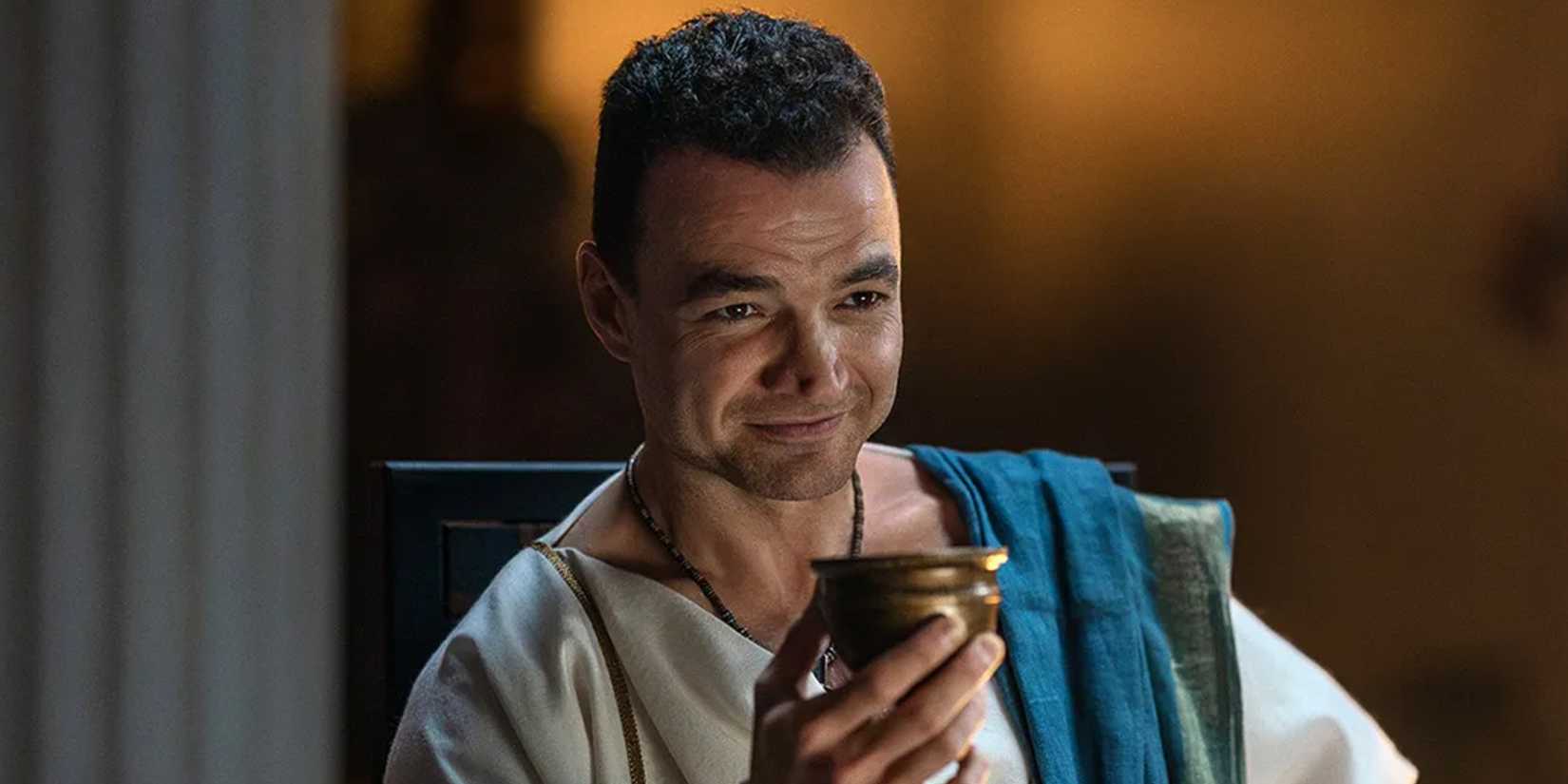 Ashur segurando uma taça em Spartacus: House of Ashur