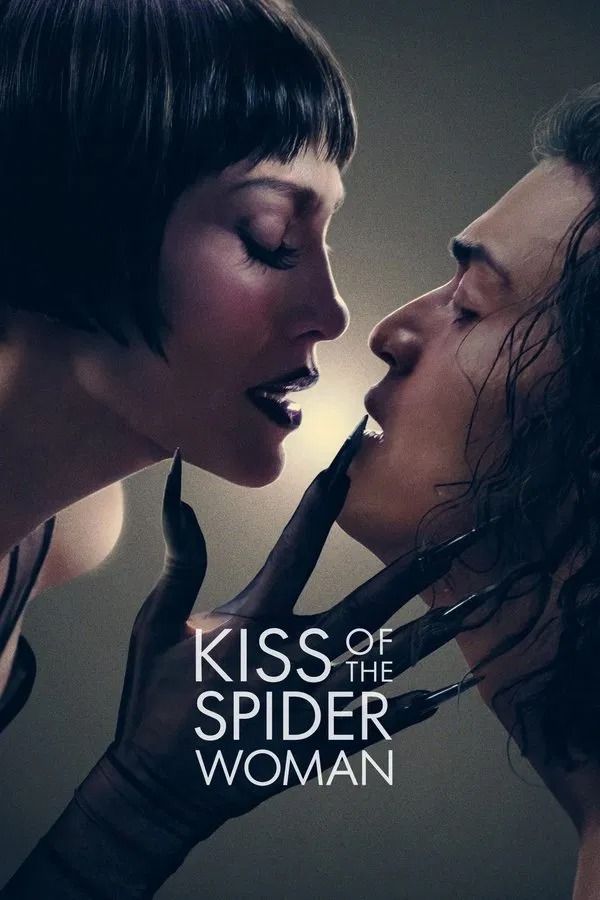 Jennifer Lopez como Ingrid Luna em Kiss of the Spider Woman, com figurino brilhante e expressão confiante.