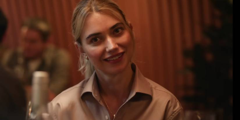 Имэген Пут, наклонившая голову и улыбающаяся в фильме "All of You"