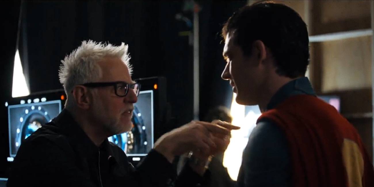 James Gunn bespricht eine Szene mit David Corenswet in Supermans „Hinter den Kulissen“.