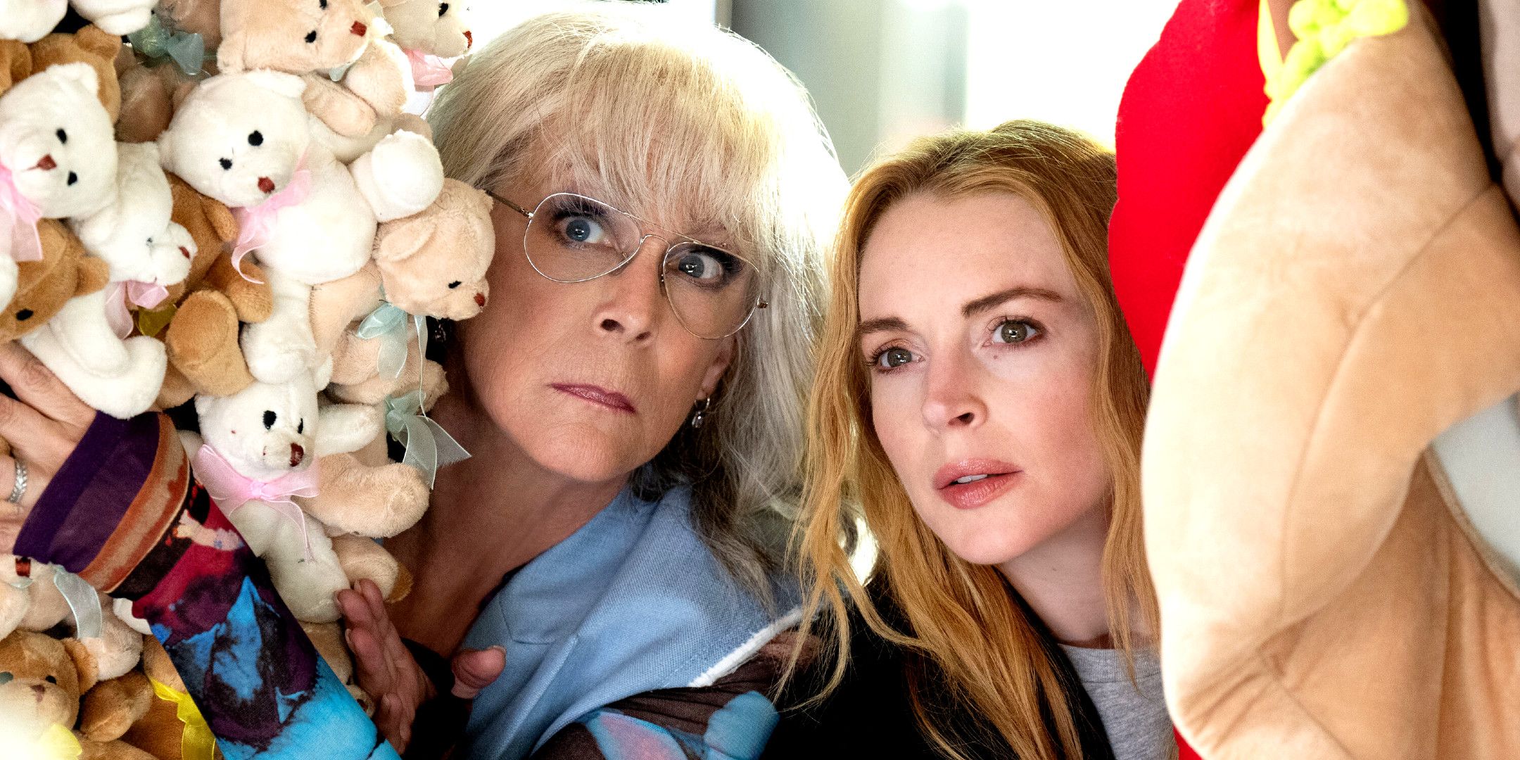Jamie Lee Curtis e Lindsay Lohan escondidas atrás de bichos de pelúcia em Sexta-Feira Muito Louca 2.