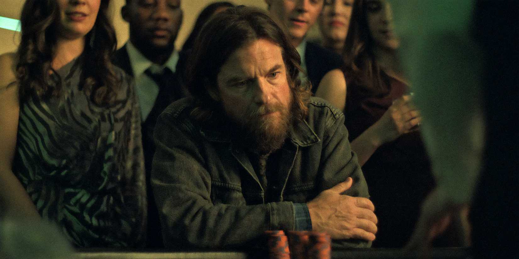 Vince de Jason Bateman parecendo intenso enquanto estava sentado em uma mesa de blackjack em coelho preto
