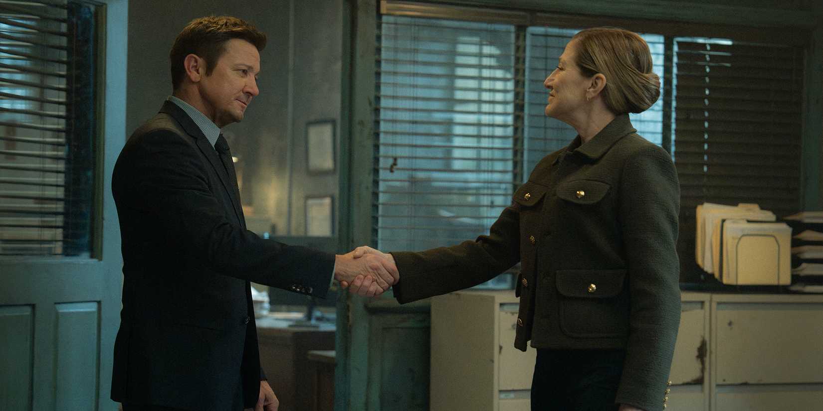 Jeremy Renner e Edie Falco em Mayor of Kingstown