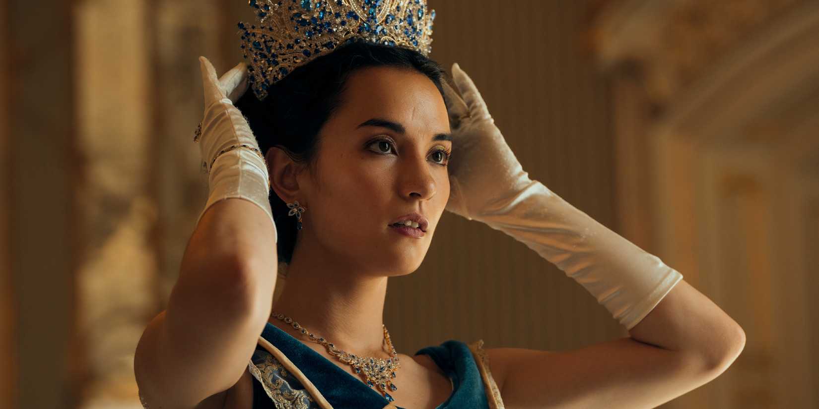 Jessie Mei Li como Alina Starkov no episódio 208 de Shadow and Bone