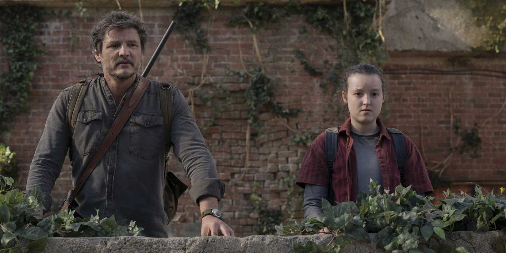 Joel e Ellie olhando para fora da tela em The Last of Us