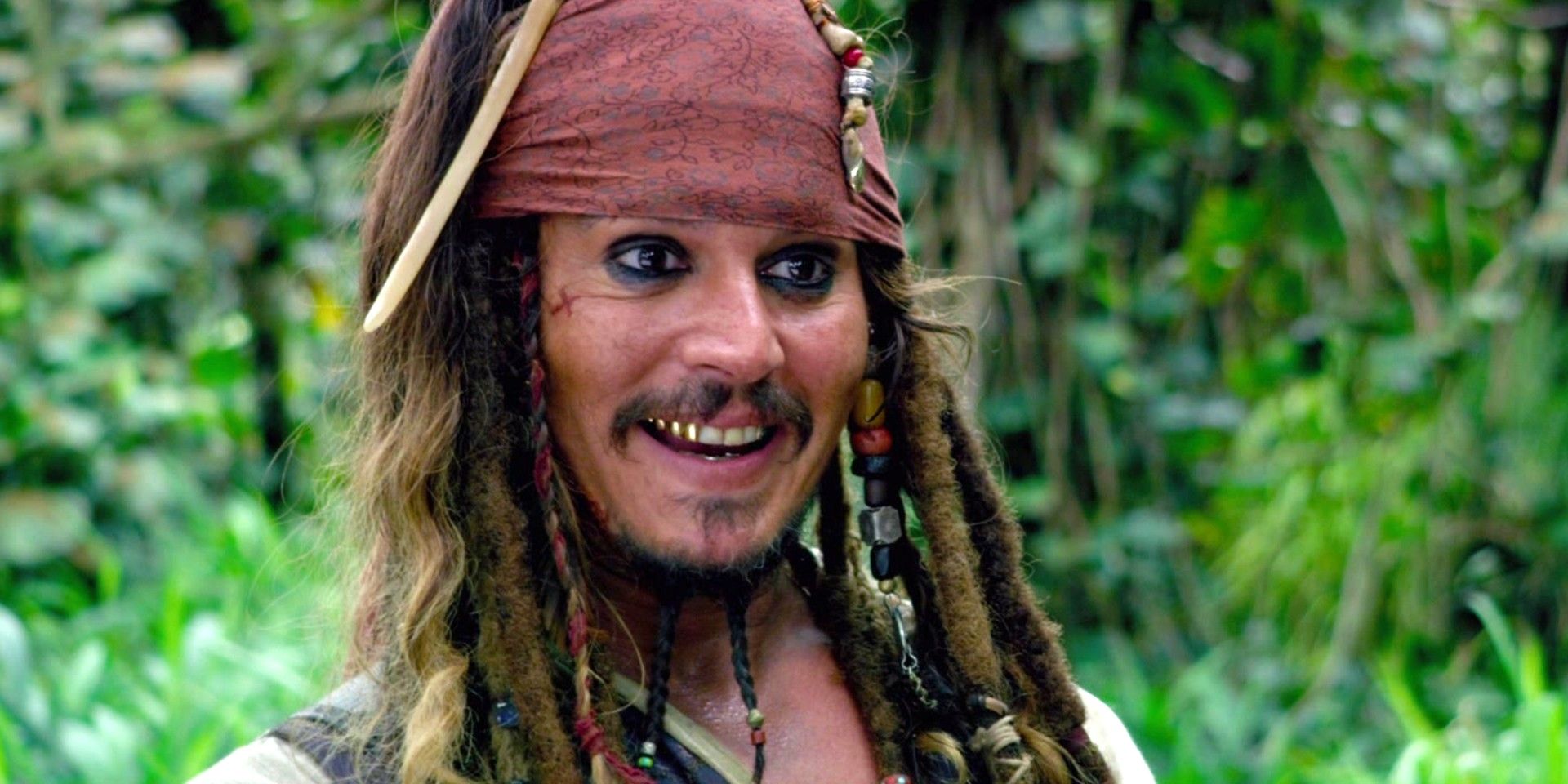 Johnny Depp sorride in Pirates of the Caribbean