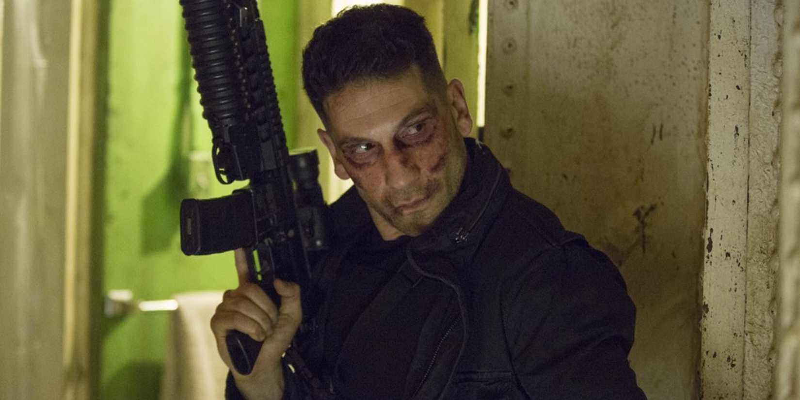 Jon Bernthal segurando um rifle de assalto em O Justiceiro
