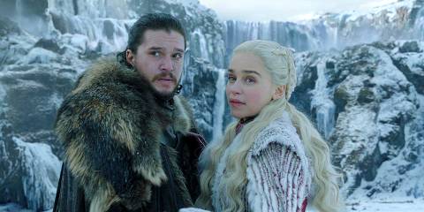 Jon Snow (Kit Harington) and Danaerys Targaryen (Emilia Clarke) are looking at something in Game of Thrones