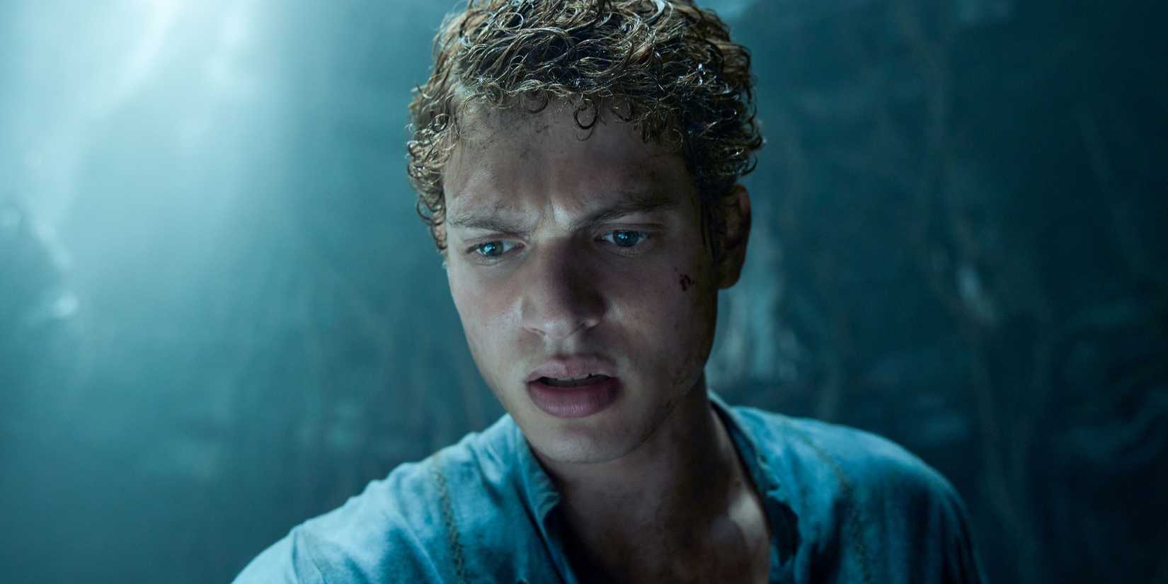 Josha Stradowski como Rand al'Thor olhando para algo fora de quadro, confusão em seus olhos, em The Wheel of Time