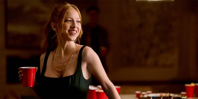 Julia Doyle sorridente in una foto mentre tiene una tazza