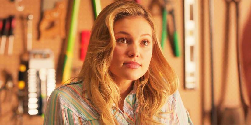 Kate sorrindo para alguém em um episódio de Cruel Summer