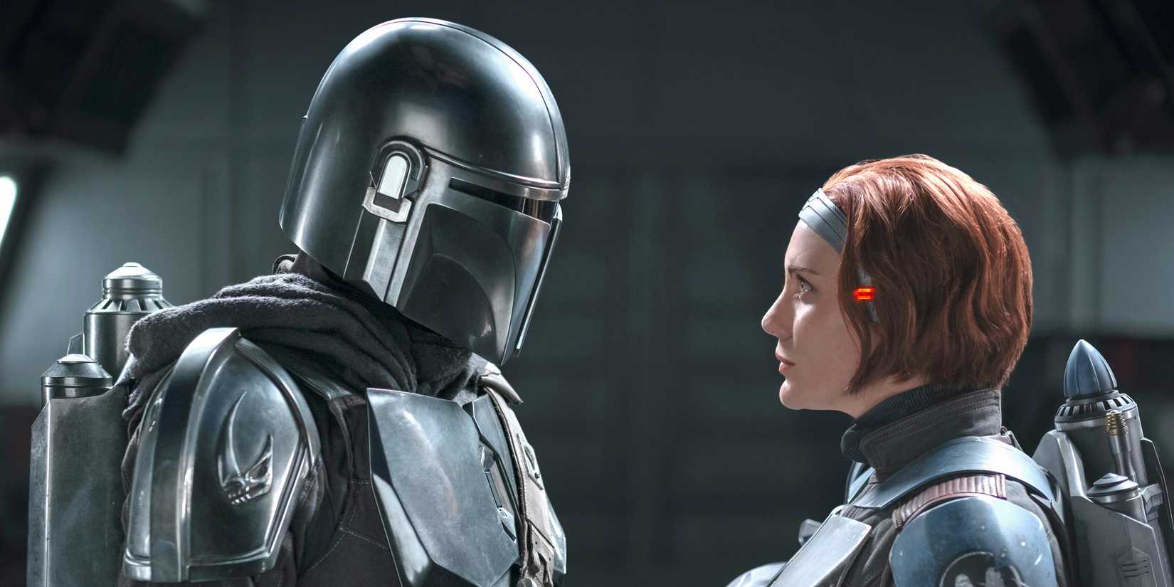 Katee Sackhoff e Pedro Pascal se olhando de The Mandalorian