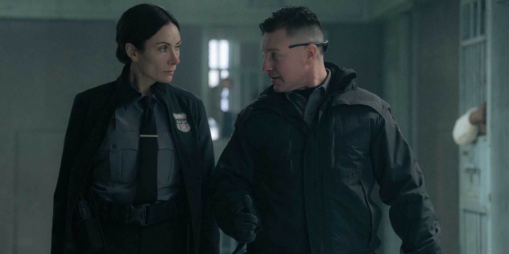 Carney (Lane Garrison) conversando com Cindy (Laura Benanti) na quarta temporada de Mayor of Kingstown.