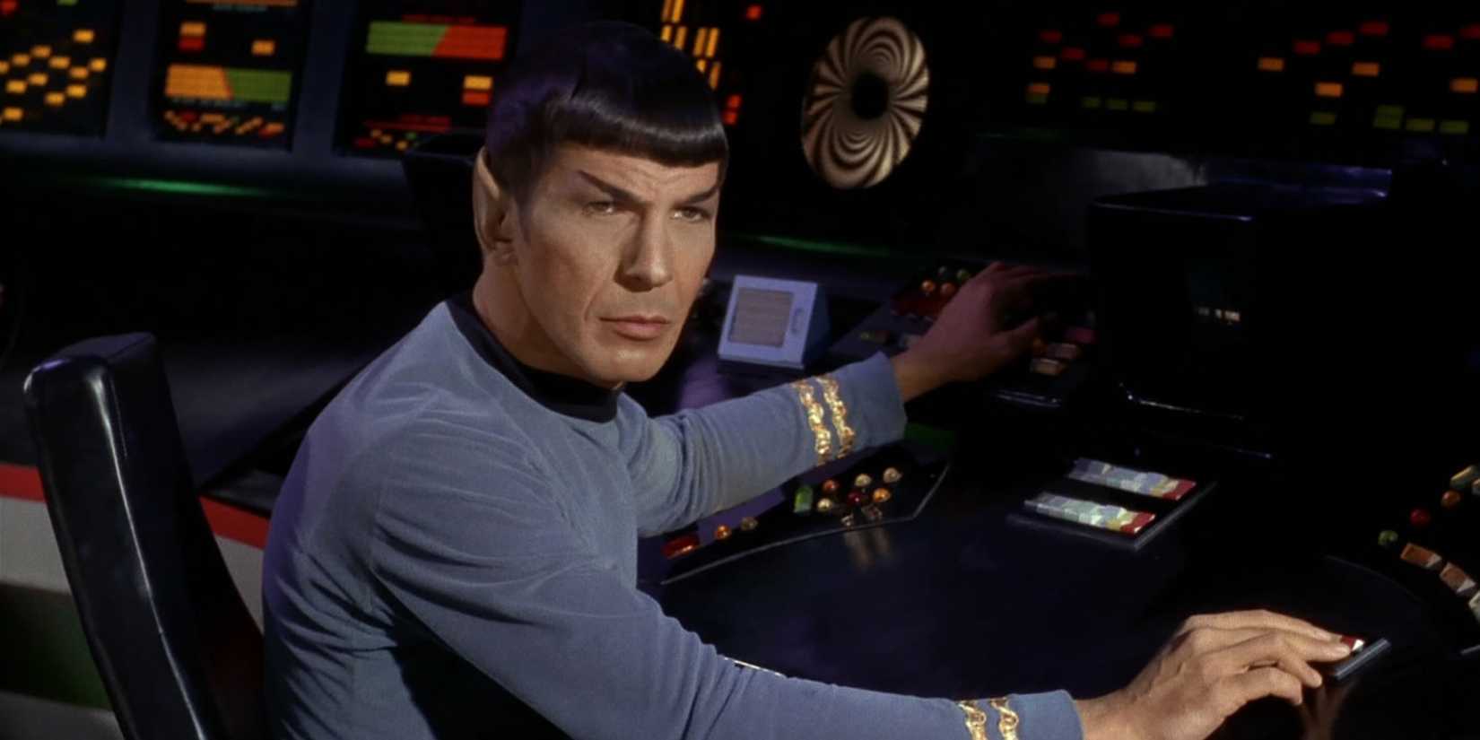 Leonard Nimoy como Spock on the Bridge in Star Trek Original Series