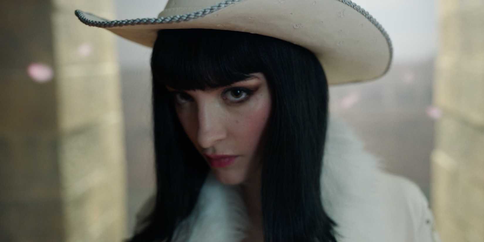 Lera Abova como Nico Robin no trailer da segunda temporada de One Piece.