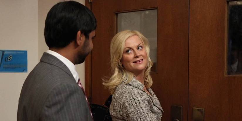 Leslie sorrindo para Tom no episódio piloto de Parks and Recreation