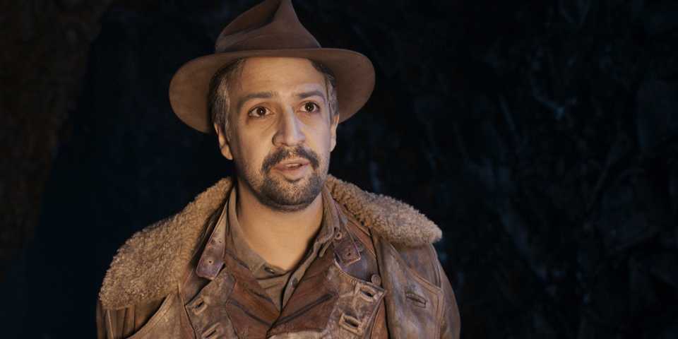 Lin-Manuel Miranda as Lee Scoresby, staring in awe at something off screen in His Dark Materials