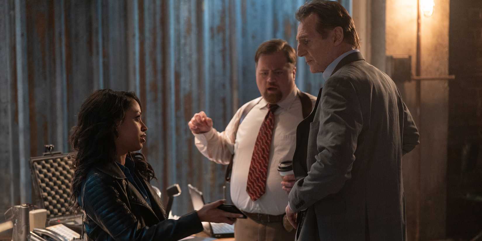 Liza Koshy, Paul Walter Hauser e Liam Neeson em The Naked Gun