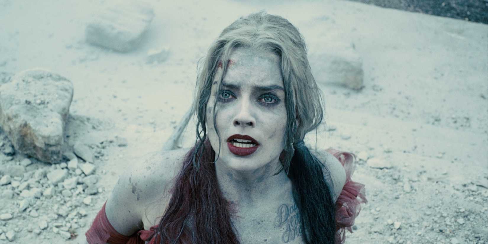 Margot Robbie como Arlequina suja em O Esquadrão Suicida