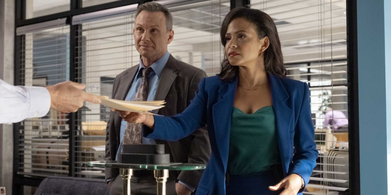 Maria LaGuerta (Christina Milian) recebendo um arquivo enquanto Harry Morgan (Christian Slater) observa em Dexter Original Sin