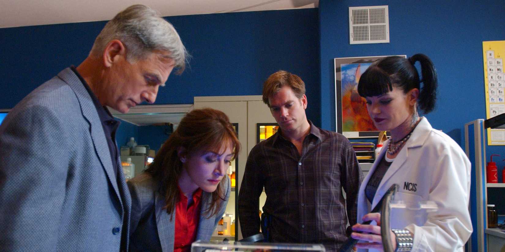 Mark Harmon, Pauley Perrette, Michael Weatherly, and Sasha Alexander looking at evidence from NCIS