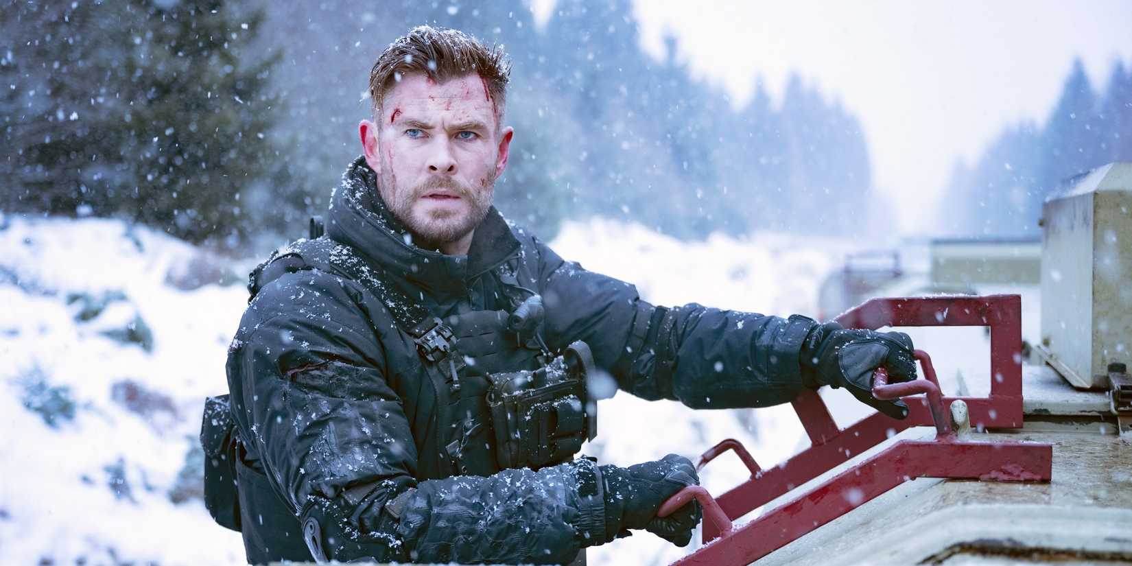 Chris Hemsworth em cena de Extraction
