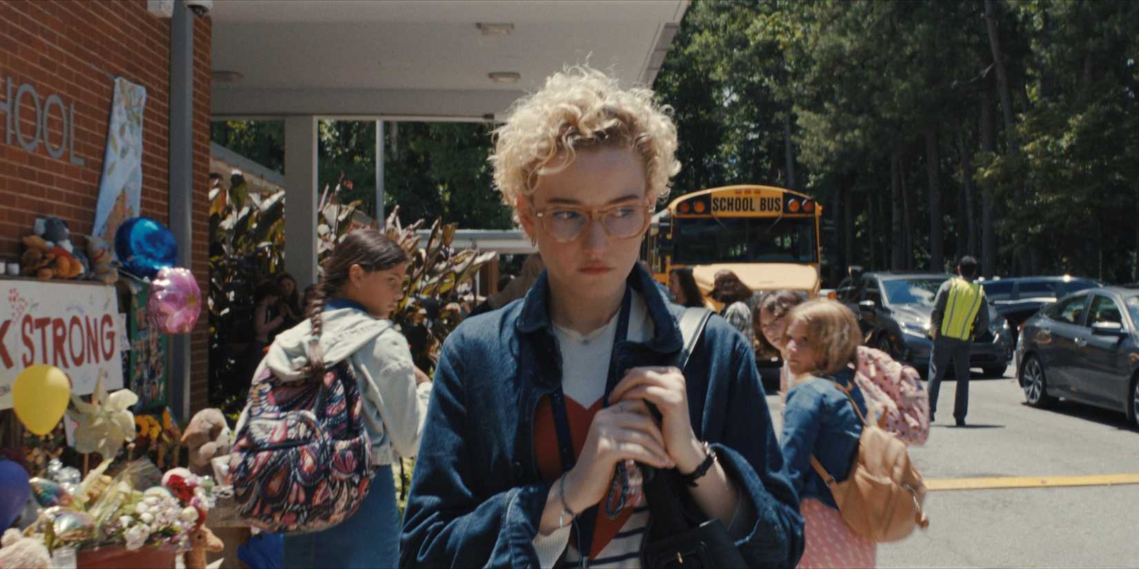 Cena do filme Weapons com Julia Garner